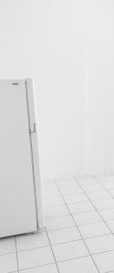 een witte koelkast in een kamer met witte tegelvloeren bij Departamento Puerto Vallarta in Puerto Vallarta
