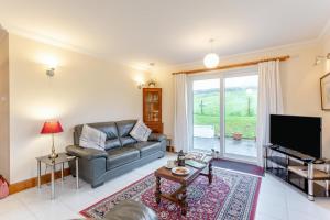 Μια τηλεόραση ή/και κέντρο ψυχαγωγίας στο 1 Bed in Glenhinnisdal oc-t32341