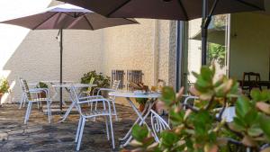Patio nebo venkovní prostory v ubytování Hôtel AMBEILLE