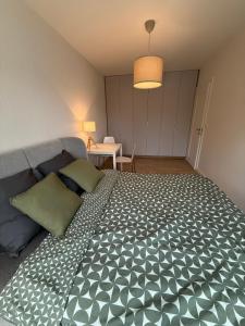Un dormitorio con una cama grande y una mesa. en Apartament Kostrzyńska 59 m2, en Gorzów Wielkopolski