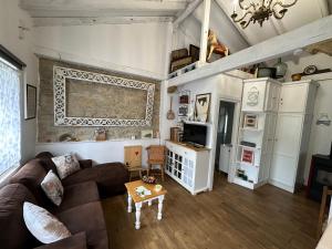 ein Wohnzimmer mit Sofa und Tisch in der Unterkunft La Casuca del Calero in Oreña