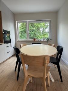 Una cocina y un comedor con mesa y sillas. en Apartament Kostrzyńska 59 m2, en Gorzów Wielkopolski 6 fotos más
