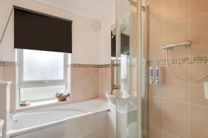 Ένα μπάνιο στο 3 Bed in Corton oc-s32347 +9 φωτογραφίες