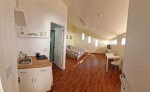 Η κουζίνα ή μικρή κουζίνα στο Studio Green by Villa-Kasia Ocean View Studios +28 φωτογραφίες