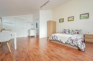 una camera da letto bianca con un letto e un tavolo di Studio Green by Villa-Kasia Ocean View Studios a Caniço