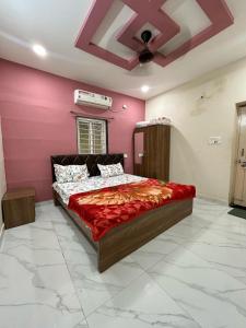 Voodi või voodid majutusasutuse Svasti FarmsPoolBBQACBonfireKids Garden toas