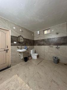 Vannituba majutusasutuses Svasti FarmsPoolBBQACBonfireKids Garden