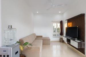 GūdūrにあるThe Farmstays JF PoolBasketball Courtのソファとテレビのあるリビングルーム