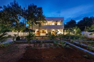 Κήπος έξω από το DLR FarmhousePrivate Pool4BHKACWi-Fi