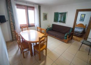 a living room with a table and a couch at Casa Saura Z in Benasque