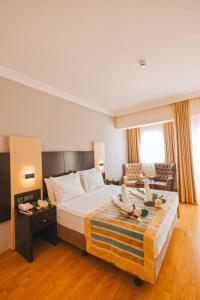 A bed or beds in a room at Viking Garden Hotel