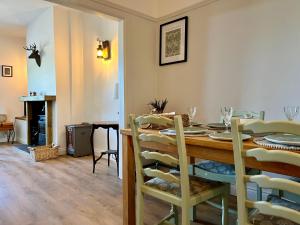 ein Esszimmer mit einem Holztisch und Stühlen in der Unterkunft Cosy cottage near Saltburn & Whitby in Boosbeck