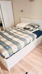 1 cama con marco blanco en una habitación en Cozy appart 15Mn Champs-Élysées, en París