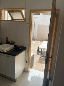 cocina con encimera y vistas a un patio en Casa Ida 1 Tarrafal Cabo Verde, en Tarrafal