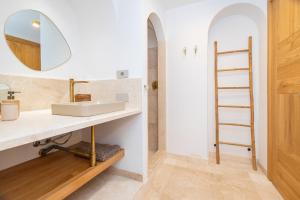 Bilik mandi di Luxury Villa in Cala dei Ginepri +75 gambar