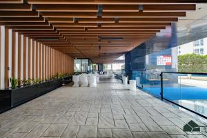 Basen w obiekcie Cozy Studio with City Views at Bayz by Danube by BMS lub w pobliżu