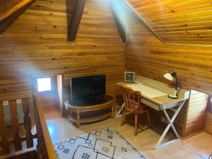 a room with a desk and a television in a cabin at Tour atypique in Saint-Étienne-de-Fougères