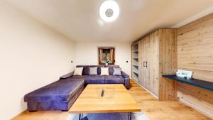 Un dormitorio con una cama grande y una mesa de madera. en Haus Matteo, en Oetz
