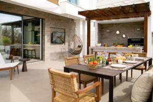 una sala da pranzo con tavolo e sedie di Amazing Protaras Villa Villa Lubbock 3 Bedrooms Private Outdoor Pool a Protaras