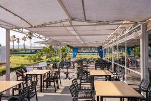 En restaurant eller et andet spisested på Costa Angela Seaside Resort