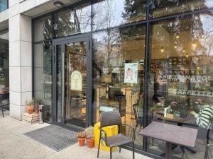 un ventanal con sillas y una mesa en la parte delantera en Kawaii Apartments Pool&SPA Centrum Lublina, en Lublin 62 fotos más