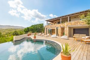 Kolam renang di atau dekat dengan Luxury Villa in Cala dei Ginepri