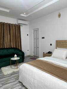 Chrispol hotel and suites房間的床 +18 張相片
