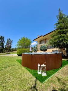 Un patio trasero con piscina y dos taburetes blancos. en E L urban villa., en Epanomí