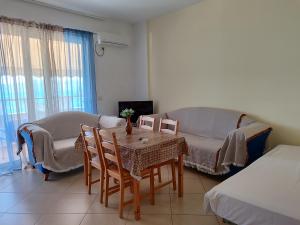 サランダにあるSeaview Apartment Detjoniのテーブルとソファのあるリビングルーム