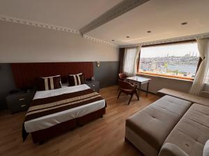 A bed or beds in a room at Blue Istanbul Hotel Taksim