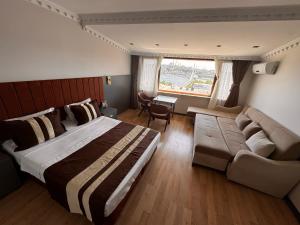 A bed or beds in a room at Blue Istanbul Hotel Taksim