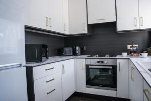 Η κουζίνα ή μικρή κουζίνα στο Charming Coach House +13 φωτογραφίες