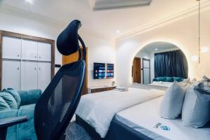 una camera d'albergo con un letto e un divano di Cozy 1 Bedroom Apartment a Lekki