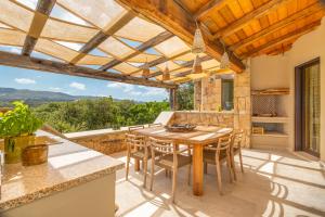 Balkoni atau teres di Luxury Villa in Cala dei Ginepri
