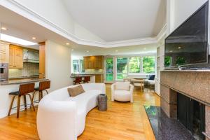 Kuchyň nebo kuchyňský kout v ubytování 18 Mi to Boston - Stylish Unit in Upscale Enclave!