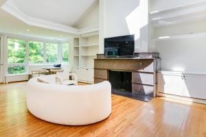 Kuchyň nebo kuchyňský kout v ubytování 18 Mi to Boston - Stylish Unit in Upscale Enclave!