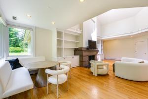 Posezení v ubytování 18 Mi to Boston - Stylish Unit in Upscale Enclave!