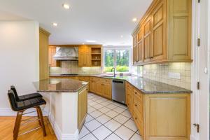 Kuchyň nebo kuchyňský kout v ubytování 18 Mi to Boston - Stylish Unit in Upscale Enclave!