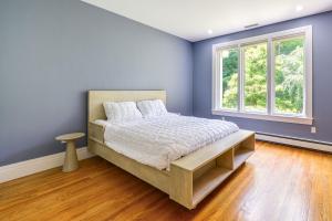 Postel nebo postele na pokoji v ubytování 18 Mi to Boston - Stylish Unit in Upscale Enclave!