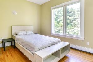 Postel nebo postele na pokoji v ubytování 18 Mi to Boston - Stylish Unit in Upscale Enclave!