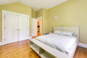 Postel nebo postele na pokoji v ubytování 18 Mi to Boston - Stylish Unit in Upscale Enclave!