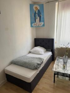 Postel nebo postele na pokoji v ubytování Central Kelkheim apartment near station