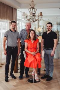 grupa ludzi pozujących do zdjęcia w pokoju w obiekcie Hotel Post Wrann w mieście Velden am Wörthersee