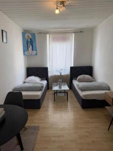 Postel nebo postele na pokoji v ubytování Central Kelkheim apartment near station