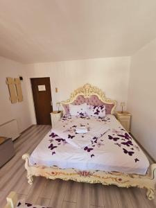 Un dormitorio con una cama grande con flores. en Aliando, en Sighişoara