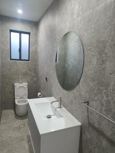 Ένα μπάνιο στο Cozy Double Room in Modern House - NR6