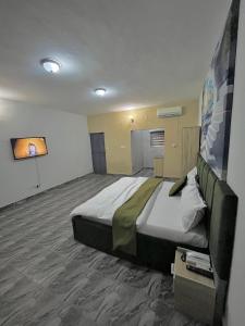 Un dormitorio con una cama grande en una habitación. en STJ Luxury Hotels, en Ilorin