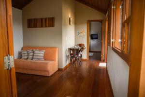 a living room with a couch and a table at Pousada Bela Aurora in Venda Nova do Imigrante