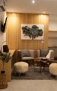 a waiting room with a table and chairs at DK Housing in Mendoza