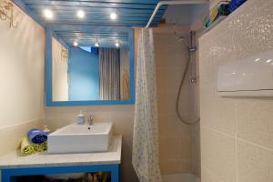 um banheiro com pia e chuveiro em La finestra sul mare em Cagliari